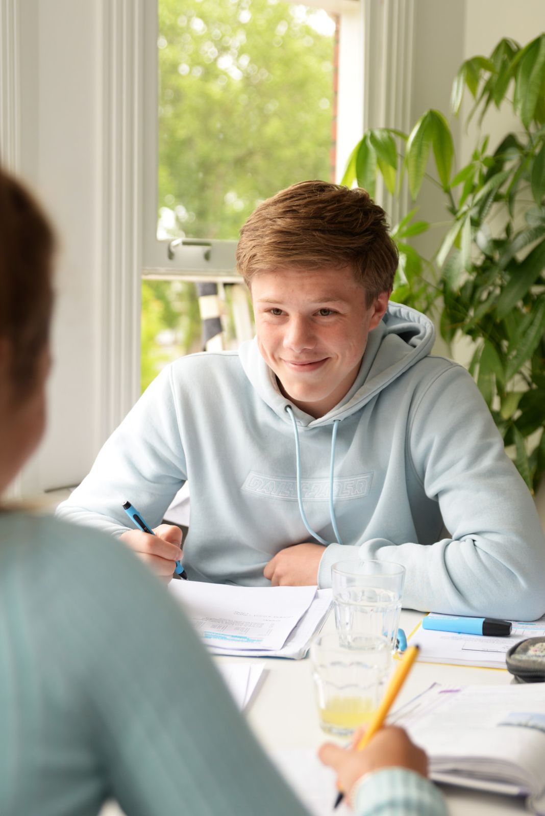Leerling werkt zelfstandig en geconcentreerd aan zijn huiswerk