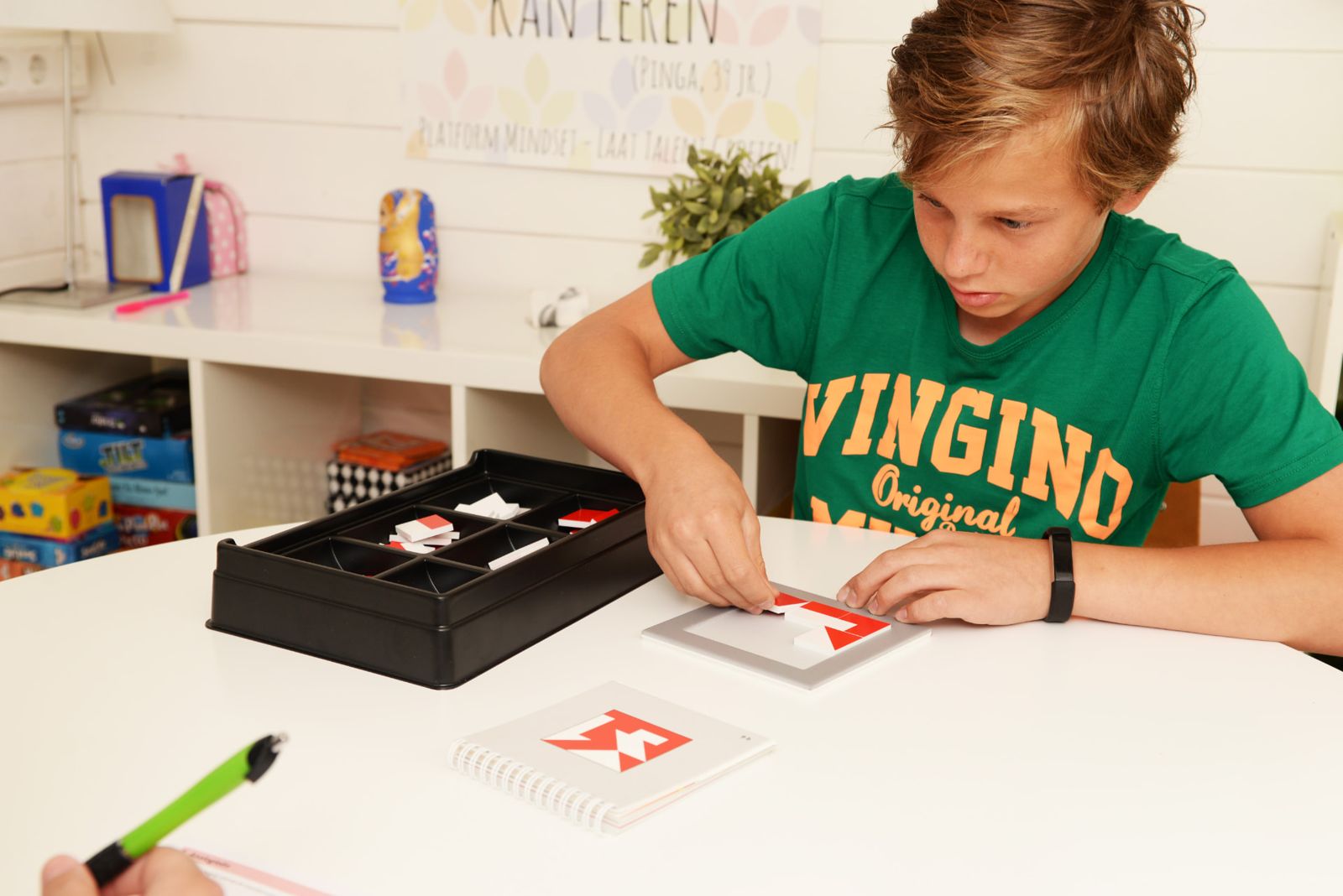 Leerling oefent met leerstof-materiaal bij mooi jong